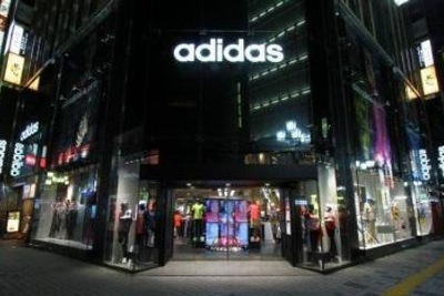 アディダス新宿店 1周年キャンペーン