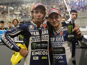 MotoGP2013年シーズンの開幕戦となるカタールGP決勝レースにおいて、ヤマハ勢として1・2フィニッシュを飾った、ホルヘ・ロレンソとバレンティーノ・ロッシ。 MotoGP2013年シーズンの開幕戦となるカタールGP決勝レースにおいて、ヤマハ勢として1・2フィニッシュを飾った、ホルヘ・ロレンソとバレンティーノ・ロッシ。