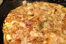 SUPER JUNIORのシンドンがもんじゃ焼きを楽しむ様子を公開した。写真＝シンドンのツイッターより