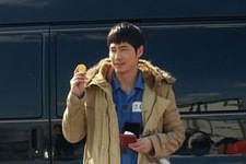 SBS週末ドラマ『金の化身』で熱演を繰り広げ視聴者の熱い支持を得ているカン・ジファンのファンカフェ会員らが、ドラマ出演者とスタッフらに食事の差し入れをプレゼントした。