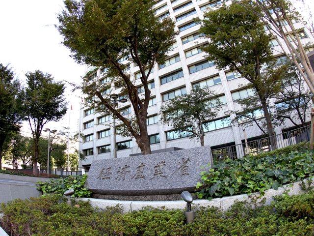 経済産業省が発表した「工場立地動向調査結果」よると、平成24年の立地件数は前年比41.1%の増加、立地面積は同207.4%となっており、立地件数は平成20年以来の1000件越えている。