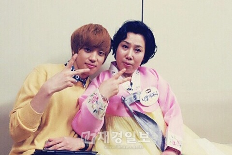 TEENTOPニエルと母親のそっくりな顔立ちが話題となっている。写真=TOPメディア