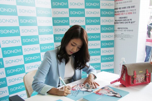 12日、新世界デパート仁川店で、雑貨ブランド「SONOVI」のイメージモデルに抜擢されたパク・シネのサイン会が行われた。