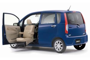 「ムーヴ フロントシートリフト」(画像:ダイハツ工業) 「ムーヴ フロントシートリフト」(画像:ダイハツ工業)