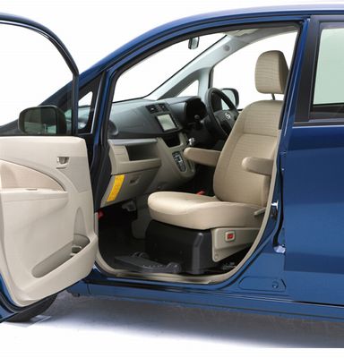 シートリフト(回転)(画像:ダイハツ工業) シートリフト(回転)(画像:ダイハツ工業)