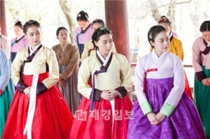 キム・テヒ、ユ・アイン、ホン・スヒョン、イ・サンヨブ、ジェヒら、15日放送からメインキャストが本格登場するSBS月火ドラマ『張玉貞、愛に生きる』に、スクジョン(ユ・アイン)の3大中殿が一堂に会する。 キム・テヒ、ユ・アイン、ホン・スヒョン、イ・サンヨブ、ジェヒら、15日放送からメインキャストが本格登場するSBS月火ドラマ『張玉貞、愛に生きる』に、スクジョン(ユ・アイン)の3大中殿が一堂に会する。