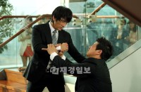 ソン・スンホンのこれまでにない野生的な魅力が全開だ。写真=ブリスメディア ソン・スンホンのこれまでにない野生的な魅力が全開だ。写真=ブリスメディア