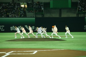 『Man in Love』のパフォーマンスを見せるINFINITE。(C)SoftBank HAWKS 『Man in Love』のパフォーマンスを見せるINFINITE。(C)SoftBank HAWKS