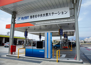 水素充填機（手前）とガソリン計量機（奥）の設置状況（写真：JX日鉱日石エネルギー）