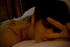 JYJのキム・ジェジュンがベッドで寝転がっているセルフショットを公開した。写真＝ジェジュンのツイッターより