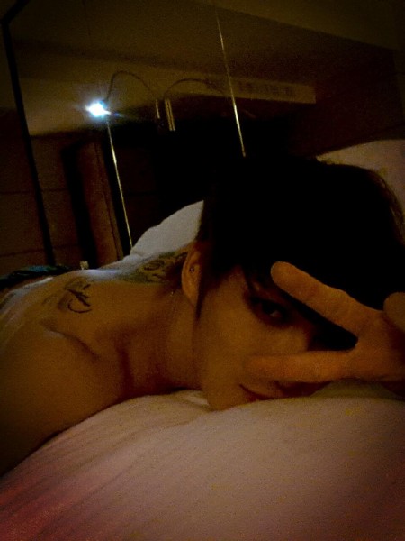 JYJのキム・ジェジュンがベッドで寝転がっているセルフショットを公開した。写真＝ジェジュンのツイッターより