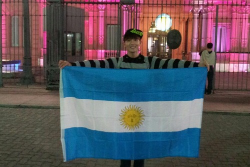 ワールドツアーで南米巡回中のSUPER JUNIORリョウクが、アルゼンチンのピンクハウス（大統領府）前で撮影した記念写真を公開した。写真＝リョウクのツイッターより