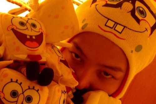 BIGBANGのG-DRAGONがオチャメ（？）なおやすみショットを公開した。写真＝G-DRAGONのツイッターより