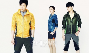 東方神起がカラフルなアウトドアファッショングラビアを公開した。写真=シングルズ 東方神起がカラフルなアウトドアファッショングラビアを公開した。写真=シングルズ