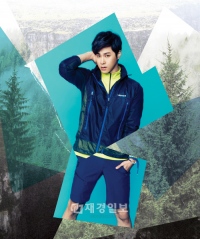 東方神起がカラフルなアウトドアファッショングラビアを公開した。写真=シングルズ 東方神起がカラフルなアウトドアファッショングラビアを公開した。写真=シングルズ