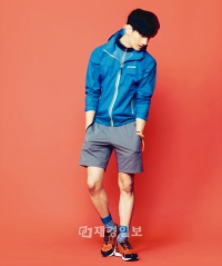 東方神起がカラフルなアウトドアファッショングラビアを公開した。写真=シングルズ 東方神起がカラフルなアウトドアファッショングラビアを公開した。写真=シングルズ