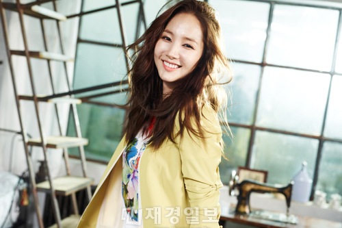 レディースファッション「IN THE F」の代表的なブランド「COMPAGNA」が女優パク・ミニョンをモデルに起用し、2013年スプリング＆サマーグラビアを公開した。写真＝COMPAGNA