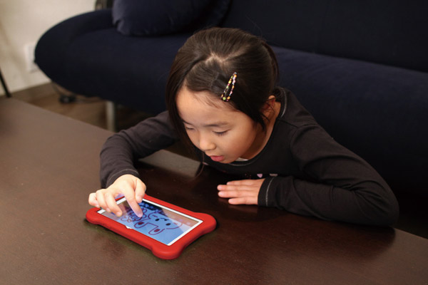本格キッズ用タブレット「tap me(タップミー)」(画像:メガハウスのウェブサイトより) 本格キッズ用タブレット「tap me(タップミー)」(画像:メガハウスのウェブサイトより)
