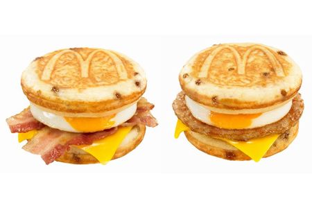 「マックグリドル ベーコン＆エッグ・チーズ」（左）と「マックグリドル ソーセージ＆エッグ・チーズ」（右）（画像：日本マクドナルド）