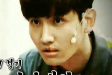 天下のアイドル、チェガン・チャンミン（東方神起）が緊張感に耐えられずラケットを落とした。写真＝KBS 2TVバラエティ「僕らの町のバラエティと体育の能力者」キャプチャ