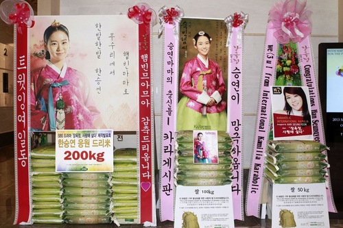 4月25日に女性アイドルグループKARAのメンバー、ハン・スンヨンが恵まれない人々のために米花輪を寄付した。写真＝ドリーミー