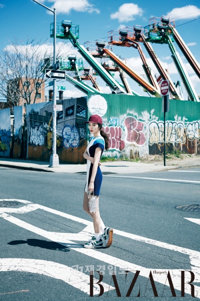 f(x)のクリスタルがファッション雑誌「Harpers BAZAAR」の5月号でプロモデルのようなスタイルをアピールし視線を集中させた。写真＝Harpers BAZAAR