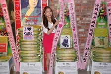 KARAパク・ギュリのファンらが、ケーブルチャンネルMBCクイーン『ネイルショップ・パリス』に出演するパク・ギュリにドリーミー花輪を送りドラマの成功を祈願した。写真＝ドリーミー