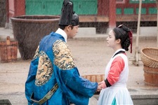 SBS月火ドラマ『張玉貞、愛に生きる』で、お互いへの誤解で初夜が失敗に終わってしまったキム・テヒとユ・アインが初キスに成功するのか、視聴者の期待が高まった。写真=ストーリーTV