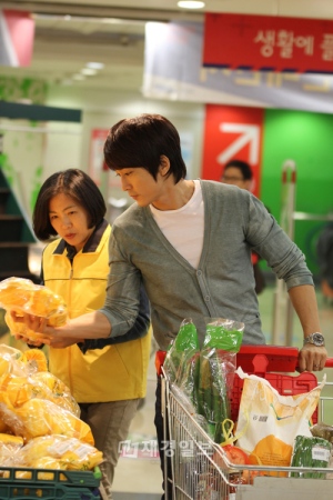 ソン・スンホンが突然スーパーに現れた。台所になど立ったこともなさそうな男の中の男が、おばさんたちの間であれこれ食料品を選びながら買い物をした理由とは？写真=ブリスメディア