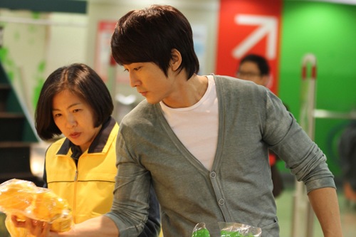 ソン・スンホンが突然スーパーに現れた。台所になど立ったこともなさそうな男の中の男が、おばさんたちの間であれこれ食料品を選びながら買い物をした理由とは？写真=ブリスメディア