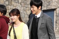 KBS 2TV週末ドラマ『最高だ、イ・スンシン』の撮影現場ビハインドカットが公開され目を引いている。写真＝A Story