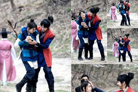 『九家の書』のイ・スンギとスジが、笑顔あふれる“ヘッドロック抱擁”を披露し話題だ。写真=サムファネットワークス