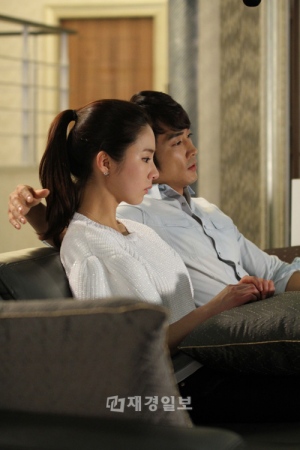 ソン・スンホンの“下心たっぷりの手”が捉えられ話題だ。写真=ブリスメディア ソン・スンホンの“下心たっぷりの手”が捉えられ話題だ。写真=ブリスメディア