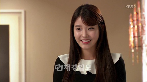 KBSドラマ『最高だ、イ・スンシン』でキュートな末娘役を熱演中のIUが、ブラックミニワンピース姿を披露し、視聴者の視線を集中させた。写真＝KBS『最高だ、イ・スンシン』キャプチャ