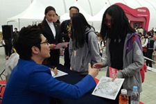 俳優カン・ジファンが3日午後、“コスメ＆ビューティー世界博覧会”で開かれたサイン会に出席した。写真=フィルムマーケッティング・ポップコーン