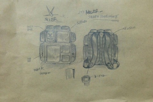 JYJのキム・ジェジュンが、自らデザインしたバッグのスケッチ図と完成写真を公開して、製品をPRした。写真＝ジェジュンのツイッターより