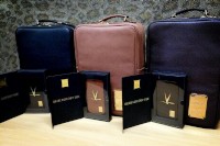 JYJのキム・ジェジュンが、自らデザインしたバッグのスケッチ図と完成写真を公開して、製品をPRした。写真=ジェジュンのツイッターより JYJのキム・ジェジュンが、自らデザインしたバッグのスケッチ図と完成写真を公開して、製品をPRした。写真=ジェジュンのツイッターより