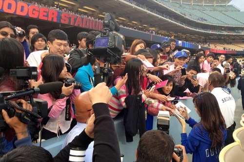 少女時代のティファニーが6日、米メジャーリーグの始球式に登場した。写真＝少女時代ツイッターより