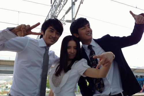 MBCドラマ『男が愛する時』で熱演中のソン・スンホンが共演者のシン・セギョン、ヨン・ウジンと3人で仲良く収まった写真を公開した。写真＝ソン・スンホンのツイッターより