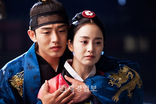 韓国SBS月火ドラマ『張玉貞、愛に生きる』に出演しているユ・アインとキム・テヒが、一段と甘いスキンシップを披露して視聴者を魅了した。写真＝ストーリーTV