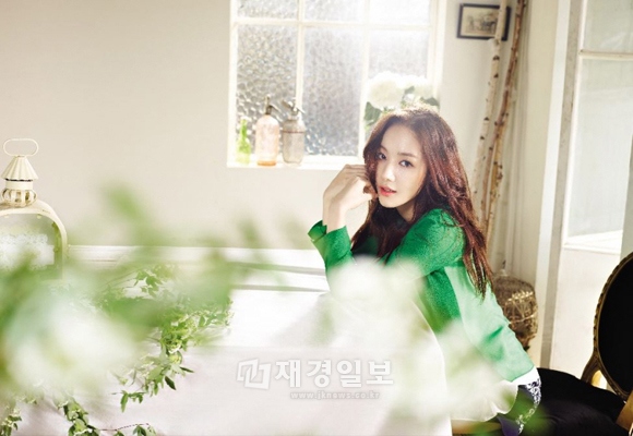 レディースファッション「IN THE F」の代表的なブランド「COMPAGNA」が女優パク・ミニョンをモデルに起用し、カラフルなジャケットを提案した。写真＝COMPAGNA