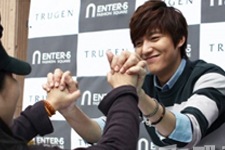 先月28日と今月4日に開催された紳士服「TRUGEN」でのイ・ミンホのサイン会が、ネットユーザーらの間で熱い反応を得ている。写真＝TRUGEN