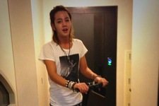 チャン・グンソクが電動立ち乗り二輪車「セグウェイ」に乗っている写真を公開した。写真＝チャン・グンソクのツイッターより