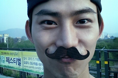 2PMテギョンが髭を生やしたコミカルな写真を公開した。