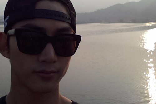 2PMテギョンが山間の水辺を背にしたロマンチックなセルフショットを公開した。