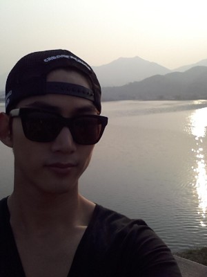 2PMテギョンが山間の水辺を背にしたロマンチックなセルフショットを公開した。 2PMテギョンが山間の水辺を背にしたロマンチックなセルフショットを公開した。