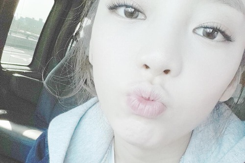 KARAのク・ハラが“チュー”状態のセルフショットを公開した。写真＝ク・ハラのツイッターより