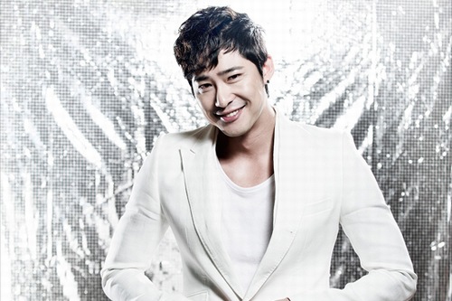 昨年封切りされた俳優カン・ジファン主演の映画『チャ刑事』の広報活動として撮影された映画雑誌の表紙とグラビアのBカットが公開され、話題になっている。写真＝CINE21