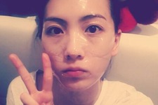 KARAのジヨン就寝前のパック中の写真を公開した。写真＝ジヨンのツイッターより