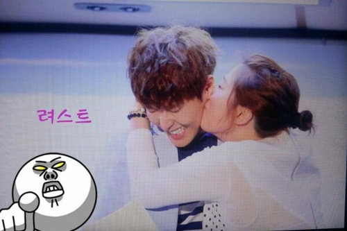 SUPER JUNIORリョウクがお笑い芸人のキム・ヨンヒにキスを奪われた。